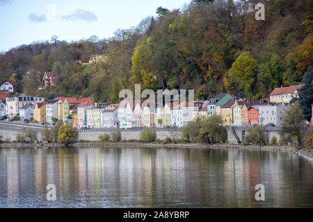 Vue depuis le Danube sur une maison avant de Passau, Allemagne Banque D'Images