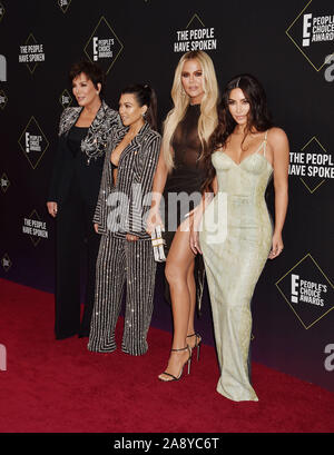 SANTA MONICA, CA - 10 novembre : (L-R) Kris Jenner, Kourtney Kardashian, Khloe Kardashian Kim Kardashian et assister à l'Ouest 2019 E ! People's Choice Awards au Barker Hangar sur 10 Novembre 2019 à Santa Monica, en Californie. Banque D'Images