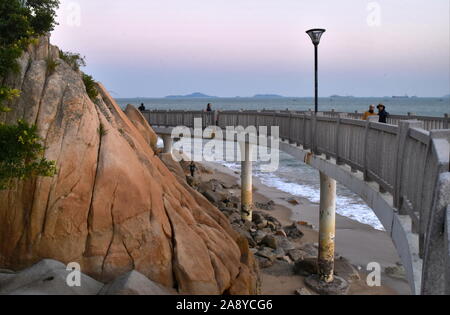 Pont surélevé de plage, promenade par détroit de Taiwan de la Chine continentale au crépuscule, Xiamen, Chine Banque D'Images