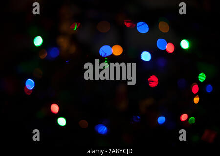 Couleur flou lumières de Noël arbre de Noël sur fond sombre Banque D'Images