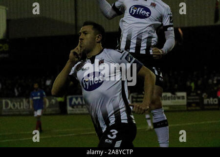 Oriel Park, Dundalk, dans le comté de Louth, en Irlande. 11 novembre 2019. UNITE the Union (deuxième étape de la Coupe des Champions)- Dundalk v Linfield (bleu). La deuxième action de jambe ce soir à Dundalk. 2 Dundalk Linfield 0 But buteur Brian Gartland. Crédit : David Hunter/Alamy Live News. Banque D'Images