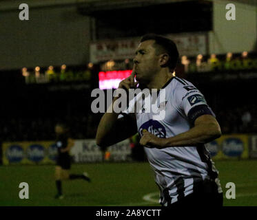 Oriel Park, Dundalk, dans le comté de Louth, en Irlande. 11 novembre 2019. UNITE the Union (deuxième étape de la Coupe des Champions)- Dundalk v Linfield (bleu). La deuxième action de jambe ce soir à Dundalk. 2 Dundalk Linfield 0 But buteur Brian Gartland. Crédit : David Hunter/Alamy Live News. Banque D'Images