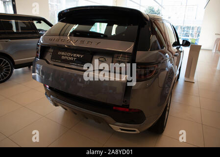 ROSTOV-SUR-Don, Russie - 08 NOVEMBRE 2019 : Land Rover Discovery Sport Extérieur de deuxième génération sur tronc Banque D'Images