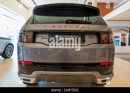 ROSTOV-SUR-Don, Russie - 08 NOVEMBRE 2019 : Land Rover Discovery Sport Extérieur de deuxième génération sur tronc Banque D'Images