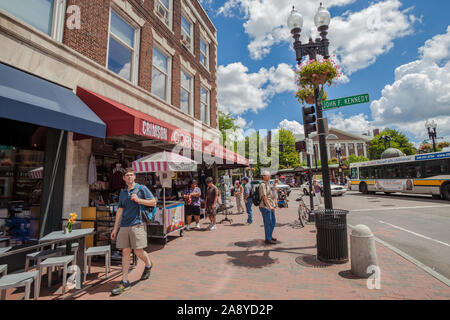 Les gens qui marchent le long de la rue Brattle dans Harvard Square, Cambridge, MA Banque D'Images