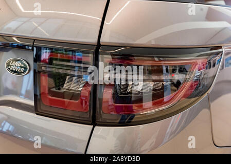 ROSTOV-SUR-Don, Russie - 08 NOVEMBRE 2019 : Land Rover Discovery de deuxième génération sport extérieur. Lumière arrière close-up. Détail Banque D'Images