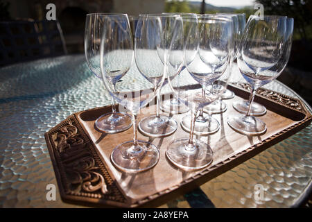 Plateau en bois rempli de verres à vin vide. Banque D'Images