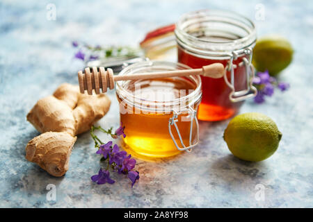 Tableau des aliments sains avec différents types de miel, de gingembre et lime Banque D'Images