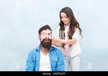 Laissez les cheveux pour moi. Petit enfant n'pères cheveux. Petit enfant moustache style de cheveux homme barbu. Sensibilisation à l'enfant de la famille. Enfant et l'enfance. Salon de coiffure. Un barbier. Banque D'Images