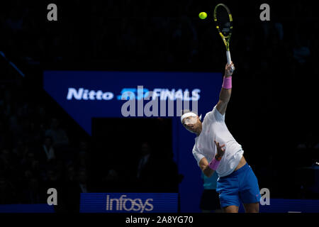 Londres, Royaume-Uni. 11 novembre, 2019. Rafael Nadal (ESP) sert au cours de son match contre Alexander Zverev (ALE) à la finale de l'ATP à l'arène 02 de Londres, en Angleterre. Crédit : Richard Callis/FotoArena/Alamy Live News Banque D'Images