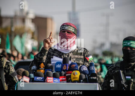 Abu Ubaida, le porte-parole des brigades Izz el-Deen al-Qassam, les gestes qu'il parle lors d'un show militaire anti-Israël dans le sud de la bande de Gaza.Izz el-Deen al-Qassam, la branche armée du mouvement de résistance palestinien Hamas, organiser un show militaire anti-Israël dans le sud de la bande de Gaza dans le cadre de l'anniversaire de la prévention de l'opération israélienne menée dans le Khan Younis, le 11 novembre 2018. Banque D'Images