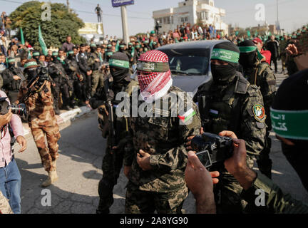 Abu Ubaida, le porte-parole des brigades Izz el-Deen al-Qassam, promenades au cours d'un show militaire contre Israël par des militants du Hamas dans le sud de la bande de Gaza.Izz el-Deen al-Qassam, la branche armée du mouvement de résistance palestinien Hamas, organiser un show militaire anti-Israël dans le sud de la bande de Gaza dans le cadre de l'anniversaire de la prévention de l'opération israélienne menée dans le Khan Younis, le 11 novembre 2018. Banque D'Images