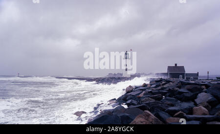 Scituate phare et la jetée un jour de pluie Banque D'Images