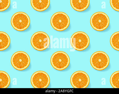 Modèle transparent avec des tranches d'oranges sur fond bleu. Mise à plat, vue du dessus.concept créatif.vue isométrique. Banque D'Images