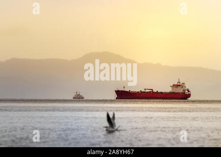 Un navire-citerne rouge à la voile haute mer dans la mer de Béring au coucher du soleil Banque D'Images