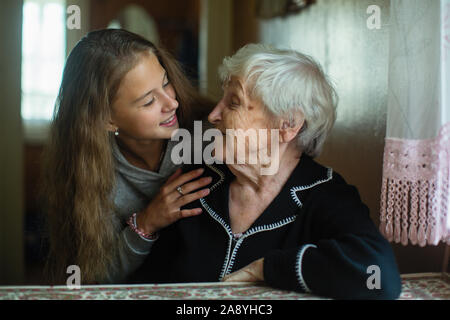 Portrait of cute little Girl with old lady grand-mère. Banque D'Images