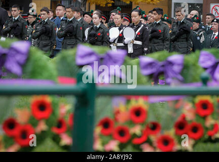 Vancouver, Canada. 11Th Nov, 2019. Les cadets prennent un moment de silence pendant la cérémonie du Jour du Souvenir à la place de la Victoire à Vancouver, Canada, le 11 novembre 2019. Des milliers de personnes ont participé à la cérémonie du Jour du Souvenir et défilé pour honorer les anciens combattants du Canada à Vancouver lundi. Credit : Liang Sen/Xinhua/Alamy Live News Banque D'Images