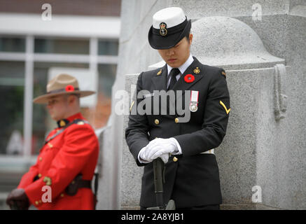 Vancouver, Canada. 11Th Nov, 2019. Les protections sont devant le cénotaphe au cours de la cérémonie du Jour du Souvenir à la place de la Victoire à Vancouver, Canada, le 11 novembre 2019. Des milliers de personnes ont participé à la cérémonie du Jour du Souvenir et défilé pour honorer les anciens combattants du Canada à Vancouver lundi. Credit : Liang Sen/Xinhua/Alamy Live News Banque D'Images