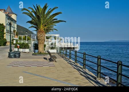 Loutra Edipsou, Grèce, le 27 mai 2016. Promenade en face de l'hôtel à Spa et à proximité de la mer. Banque D'Images