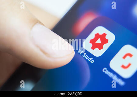 Bichkek, Kirghizistan - 6 juillet 2019 : studio YouTube icône d'application sur l'iPhone d'Apple de l'écran du smartphone libre. Banque D'Images