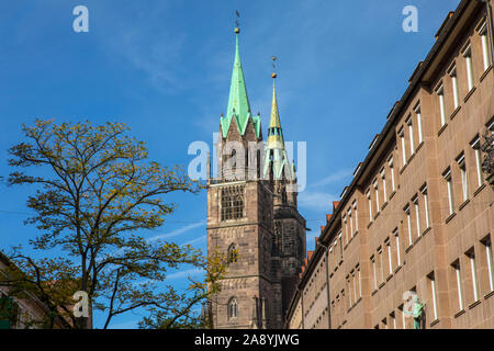 Une vue vers l'Konigstrasse clochers de St Lorenz Kirche dans la ville de Nuremberg en Allemagne. Banque D'Images