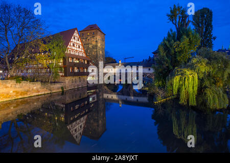 Le beau soir vue sur la rivière Pegnitz vers Weinstadel House, Hangmans Tour et le Henkersteg, ou Hangmans Bridge, à Nuremberg, Germa Banque D'Images