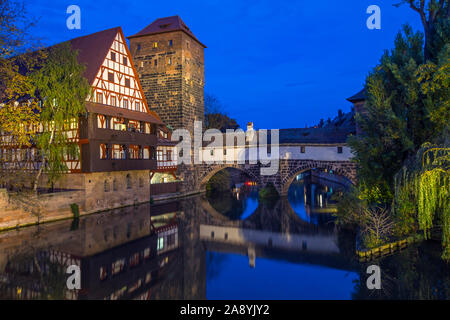 Le beau soir vue sur la rivière Pegnitz vers Weinstadel House, Hangmans Tour et le Henkersteg, ou Hangmans Bridge, à Nuremberg, Germa Banque D'Images