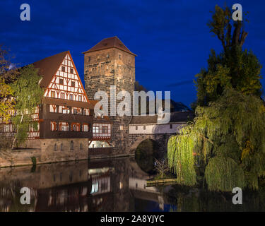 Le beau soir vue sur la rivière Pegnitz vers Weinstadel House, Hangmans Tour et le Henkersteg, ou Hangmans Bridge, à Nuremberg, Germa Banque D'Images