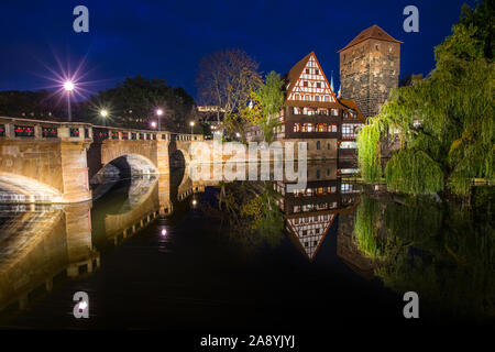 Le beau soir vue sur la rivière Pegnitz vers Weinstadel House, Hangmans Tour et le Max Brucke bridge, à Nuremberg, Allemagne. Banque D'Images