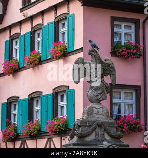 Une sculpture en pierre ouvragée sur Obere Brucke avec architecture traditionnelle bavaroise dans l'arrière-plan, dans la ville de Bamberg en Allemagne. Banque D'Images