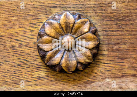 Une belle fleur en bois sculpté sur une porte dans la ville historique de Bamberg en Allemagne. Banque D'Images