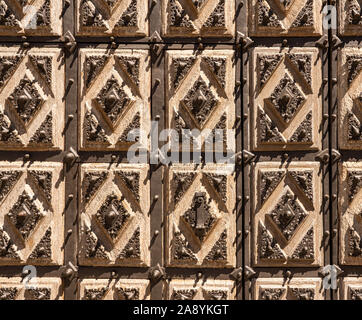 Détail de la porte sculptée en bois avec du fer les schémas de Convento de San Estaban à Salamanque Espagne Banque D'Images