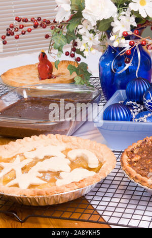 Vacances de Noël dessert le tableau rempli avec apple pie, cherry pie, tarte à la citrouille avec une garniture noyer foncé et brownies au chocolat. Banque D'Images