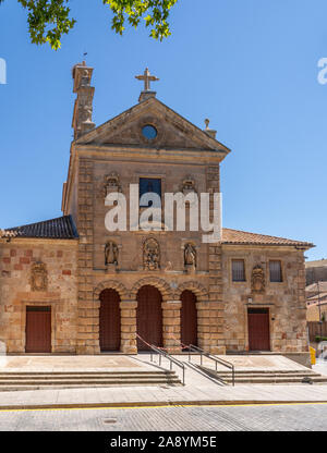 Détail de la tour de cloche et nid de cigognes sur le toit de l'église de San Pablo à Salamanque Espagne Banque D'Images