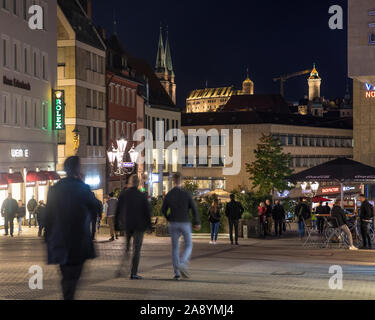 Nuremberg, Allemagne - 22 octobre 2019 : une vue Konigstrasse dans la ville de Nuremberg en Allemagne. Les tourelles de château et le clocher de Banque D'Images