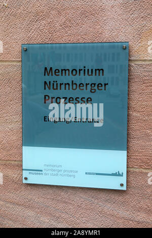 Nuremberg, Allemagne - 23 octobre 2019 : un panneau à l'entrée de la Nurnberger Memorium Prozesse - le mémorial pour les procès de Nuremberg dans la ville Banque D'Images