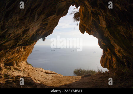Grottes de cheveux de chèvre, grimper à la Méditerranée pas dans la partie supérieure du Rocher réserve naturelle sur le rocher de Gibraltar Banque D'Images