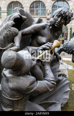 Nuremberg, Allemagne - 23 octobre 2019 - Détail de la fontaine Carrousel mariage dans la ville de Nuremberg, en Allemagne. La fontaine raconte une version de Banque D'Images