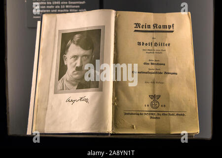 Nuremberg, Allemagne - 24 octobre 2019 : une édition originale de Mein Kampf - l'infâme livre par Adolf Hitler, à l'affiche au centre de documentation Banque D'Images