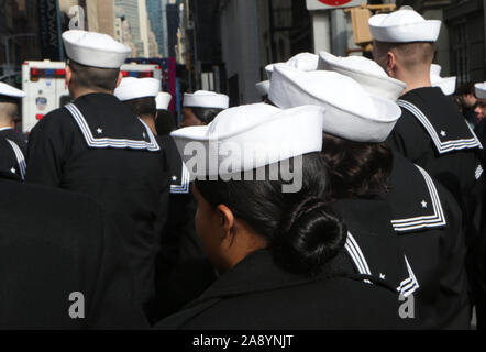 New York, New York, USA. 11Th Nov, 2019. Les participants de la Parade de la Marine américaine assister à la 100e de la ville de New York défilé du jour des anciens combattants de la 5ème Avenue le 11 novembre 2019 à New York. Credit : Mpi43/media/Alamy Punch Live News Banque D'Images