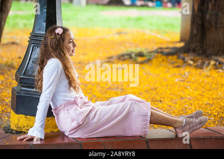 Belle jeune fille assise dans la Promenade Place Bolivar au centre-ville de Cali en Colombie Banque D'Images