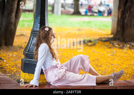 Belle jeune fille assise dans la Promenade Place Bolivar au centre-ville de Cali en Colombie Banque D'Images