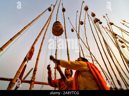 Les dévots hindous la lumière des lanternes de ciel comme un rituel pendant le festival.Dev deepavali / Diwali est le plus grand festival de lumière célébration dans Kartik Poornima (mi-automne) où les dévots décorer la rive du fleuve avec des millions de lampes dans le cadre du festival. Banque D'Images