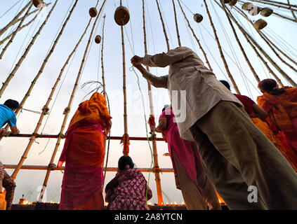 Les dévots hindous la lumière des lanternes de ciel comme un rituel pendant le festival.Dev deepavali / Diwali est le plus grand festival de lumière célébration dans Kartik Poornima (mi-automne) où les dévots décorer la rive du fleuve avec des millions de lampes dans le cadre du festival. Banque D'Images