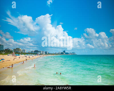 Miami, Floride, USA. Août 2019. Se détendre sur la plage du Sud. Miami Beach est une destination populaire pour les habitants et les touristes. Banque D'Images