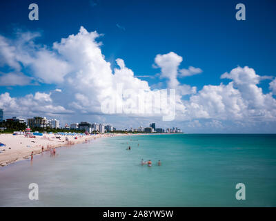 Miami, Floride, USA. Août 2019. Longue exposition. Circulation des personnes Gosthing détente sur la plage du Sud. Miami Beach est une destination populaire pour les sections locales Banque D'Images