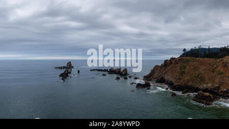 Cannon Beach, Oregon, United States. Belle vue panoramique aérienne de la côte de l'océan Pacifique Rocheuses au cours d'un été nuageux lever du soleil. Banque D'Images