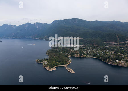 Horseshoe Bay, West Vancouver, British Columbia, Canada. Vue aérienne de la maison, port de plaisance et du terminal ferry de la ville entourée de montagnes canadiennes L Banque D'Images