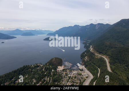 Horseshoe Bay, West Vancouver, British Columbia, Canada. Vue aérienne de la maison, port de plaisance et du terminal ferry de la ville entourée de montagnes canadiennes L Banque D'Images