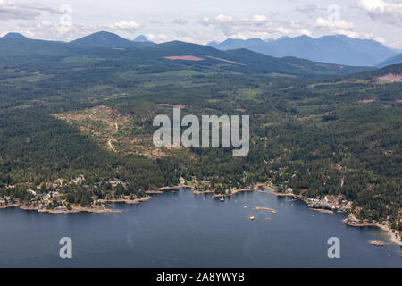 Vue aérienne d'une Sechelt, petite ville sur la Sunshine Coast, situé au nord-ouest de Vancouver, Colombie-Britannique, Canada. Prise lors d'un matin d'été ensoleillé. Banque D'Images